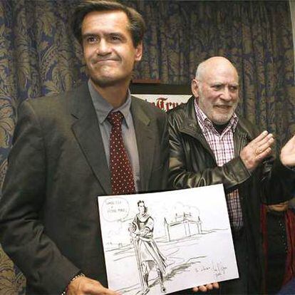 El ministro de Justicia entrega un dibujo del Capitán Trueno a su creador Víctor Mora.