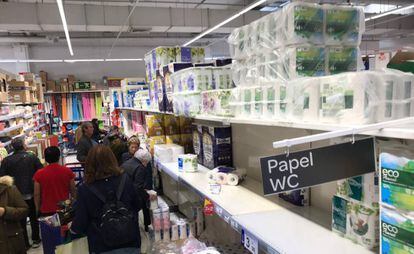 La falta de papel higiénico en puntos de venta en otros países, como China, amaga con repetirse en España. En la imagen, una balda de productos higiénicos semivacía, el martes por la mañana. 