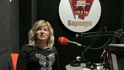Yulia Igorevna Alióshina, presidenta de Iniciativa Ciudadana en la región de Altái, en Siberia (Rusia), en un estudio de radio en Barnaúl en noviembre.