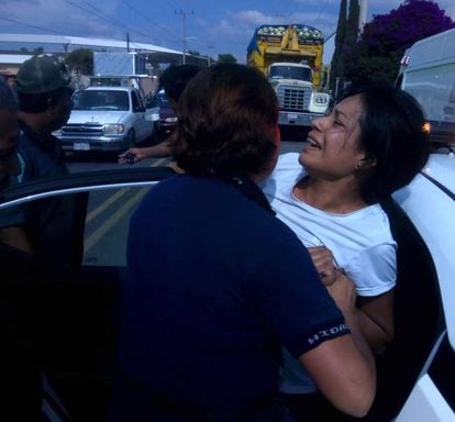 Momento en el que la doctora Beatriz Hernández es detenida por la fuerza.