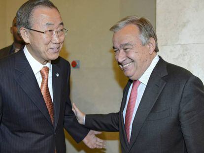 El a&uacute;n secretario general de la ONU, Ban Kin-moon (izquierda), conversa con el aspirante a sucederle Antonio Guterres, en Ginebra el 1 de octubre de 2014.
