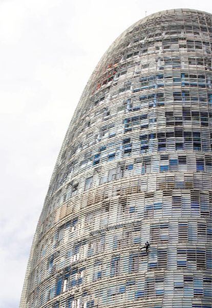 Alain Robert ha podido incluir hoy la Torre Agbar de Barcelona en la lista de monumentos escalados, sin protección y sin permiso.