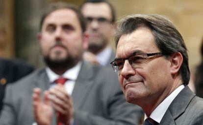 Artur Mas es aplaudido por Oriol Jonqueras en el pleno del Parlamento de Catalu&ntilde;a celebrado el mi&eacute;rcoles. 