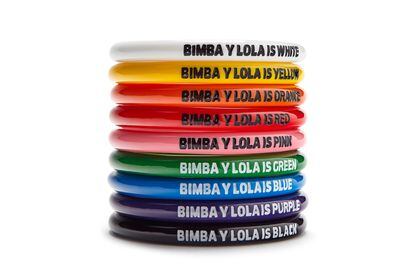 En Bimba y Lola encontramos varias opciones siguiendo la colorida tendencia. Este set de pulseras rígidas cuesta 42 euros.