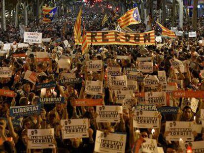 Miles de personas se concentran en Barcelona para pedir la libertad de los presidentes de la ANC y Òmnium