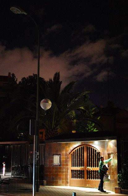 Solo la luz de un portal ilumina la esquina de la calle de Madre Antonia Paris con la calle de Agastia.