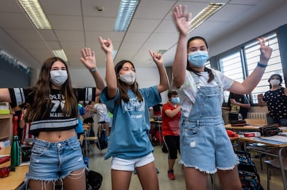 Alumnas en un colegio público de Zaragoza, en mayo.