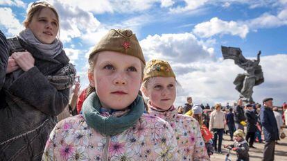 Dos niñas asisten a las festividades que conmemoran la victoria soviética sobre la Alemania nazi en Riga, Letonia.