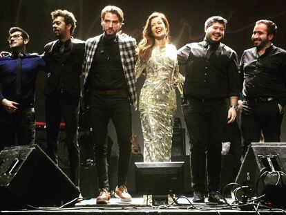 Ana Moura con sus músicos en el escenario.