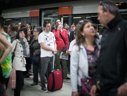 Passatgers a l'estació de Sants de Barcelona.