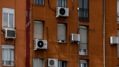 Vista exterior de varios aparatos de aire acondicionado, en un bloque de viviendas en Madrid.