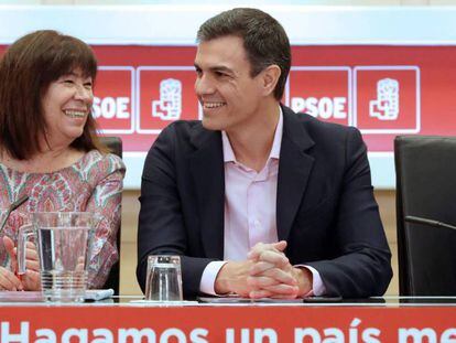 La presidenta del PSOE, Cristina Narbona, junto al presidente del Gobierno, Pedro Sánchez, en una reunión del partido. En vídeo, declaraciones del presidente de Castilla-La Mancha, el socialista Emiliano García-Page.