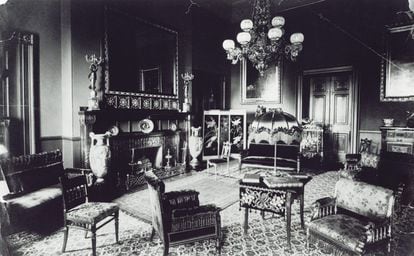 Fotografía de la Sala Roja tomada entre 1884 y 1885, durante la presidencia de Chester A. Arthur o la de Grover Cleveland. |