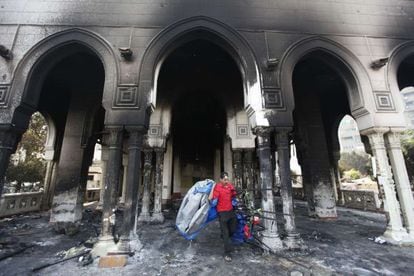 Una persona inspecciona los restos de la mezquita de Rabaa al Adauiya