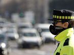 Una densa nube negra de contaminación cubre Madrid desde el pasado 29 de enero. En la imagen, un guardia de tráfico, ayer en el centro de la capital.