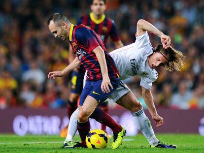 Iniesta, ante Modric, en el duelo del Camp Nou.