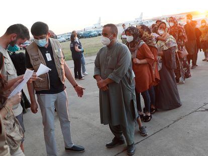 Llegada de excolaboradores afganos de las tropas españolas a la base aérea de Torrejón de Ardoz (Madrid) en agosto del año pasado.