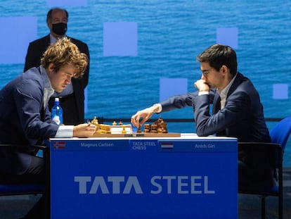 Primeros momentos de la partida de hoy entre Carlsen y Giri