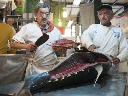 Dos comerciantes filetean un at&uacute;n en el mercado de San Juan de la Ciudad de M&eacute;xico.