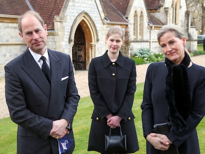 Los duques de Wessex, con su hija Luisa, el pasado domingo en Windsor.