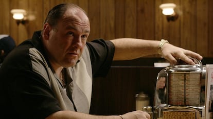 James Gandolfini como Tony Soprano en la mesa del Holsten’s, escenario donde se desarrolla la escena final de la serie.