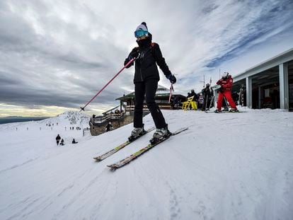 Una esquiadora inicia el descenso de la montaña de La Tosa, en la estación de la Molina.