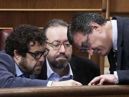 De izquierda a derecha, Miguel Guti&eacute;rrez, Juan Carlos Girauta e Ignacio Prendes, diputados de Ciudadanos, durante un pleno del Congreso.