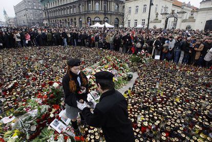 Miles de polacos han depositado velas y flores frente al palacio presidencial en Varsovia