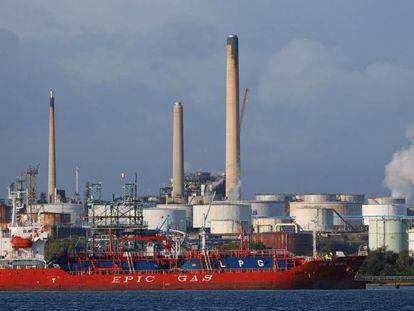 Buque metanero de gas natural licuado MV Epic St George LNG, al pasar junto a la refinería Esso Oil, en Fawley, cerca de Southampton (Inglaterra), este lunes.
