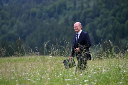 El canciller alemán, Olaf Scholz, llegando a la rueda de prensa que ha dado este martes en un prado frente al castillo de Elmau, en los Alpes bávaros.