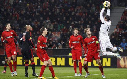 El portero del Benfica Artur Moraes atrapa el balón en el aire.