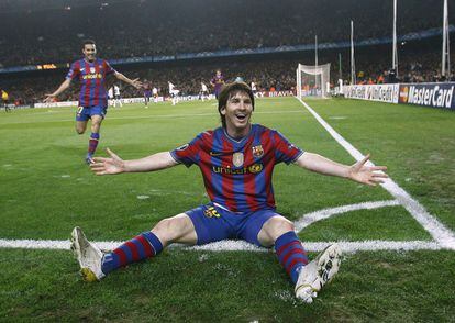 Messi celebra un dels quatre gols del seu equip, tots marcats per ell, mentre el seu company Pedro corre per felicitar-lo, durant el partit de tornada de quarts de final de la Lliga de Campions entre el Barça i l'Arsenal el 2010.