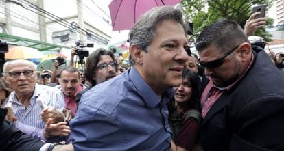 Fernando Haddad, candidato del PT, sale de votar en São Paulo este domingo.