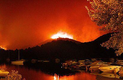 El incendio en los términos municipales de Sacedón (Guadalajara) y Buendía (Cuenca) sigue activo.