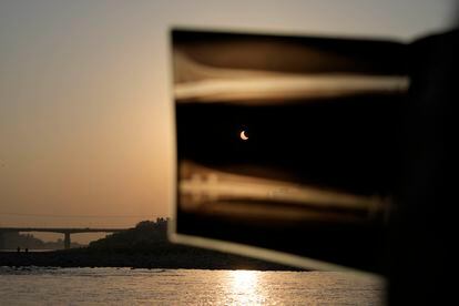 El eclipse visto a través de una radiografía junto al río Tawi en Jammu, India. En Barcelona, el eclipse se inició a las 11:33 hora local y el máximo se dio a las 12:07h.
