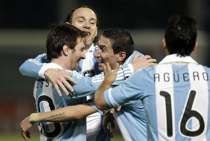 Di María celebra su gol contra Costa Rica con sus compañeros de selección, Messi, Milito y Agüero.