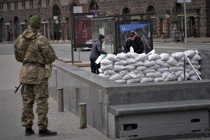 Civiles levantan una barricada con sacos terreros en la plaza del Maidán, en el centro de Kiev.