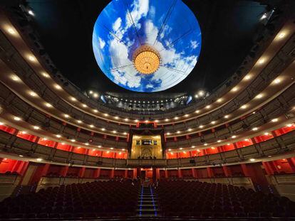 Vista de 'Cielo', la intervención de Jaume Plensa en el techo del Teatro Real.