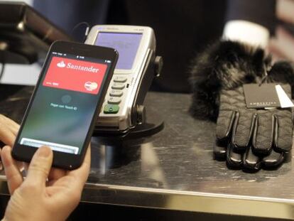 Una persona prueba Apple Pay con su iPhone en una tienda de Cortefiel en la Puerta del Sol, en Madrid.