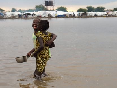 Niños desplazados juegan en el agua después de que el río Nilo rompiera los diques en Pibor, en Sudán del Sur, en 2020