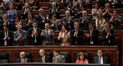 La bancada popular aplaude a Mariano Rajoy (abajo derecha, al lado de Soraya S&aacute;enz de Santamar&iacute;a), en una sesi&oacute;n de control al Gobierno del pasado mes de junio.