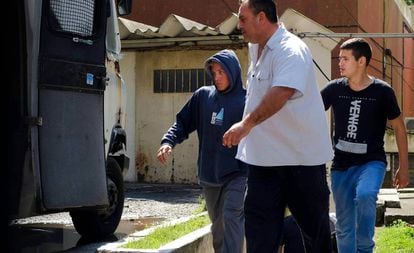 Uno de los detenidos (izquierda) por la presunta violación de una menor es trasladado a los tribunales de Mar del Plata, en la provincia de Buenos Aires