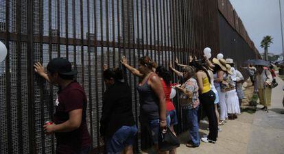 Miembros de la Caravana por la Paz en la frontera entre México y EE UU.