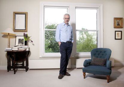 Alan Hollinghurst, fotografiado en su casa de Hampstead. 