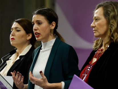 La ministra de Igualdad, Irene Montero (centro), la delegada del Gobierno contra la Violencia de Género, Victoria Rosell (dcha.) y la secretaria de Estado de Igualdad, Ángela Rodríguez, comparecen en rueda de prensa tras el comité de crisis por los asesinatos machistas en enero, en el Ministerio de Igualdad en Madrid, el pasado viernes.