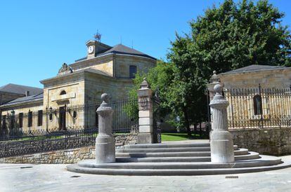 Entrada a la Casa de Juntas de Gernika (Bizkaia).