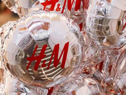 Logo de H&M en unos globos