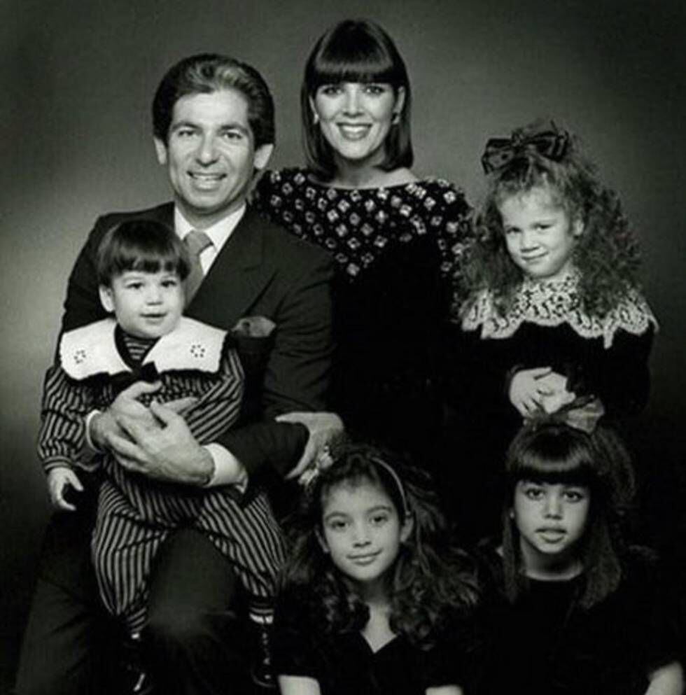 En una imagen de finales de los ochenta, Robert Kardashian (con su hijo Rob en brazos) junto a Kris Jenner, con Khloé al lado. Abajo, Kim y Kourtney.