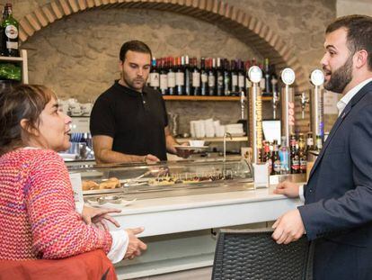 Luis Salaya, alcalde de Cáceres, conversa con una vecina en la cafetería del hotel Alfonso IX. 