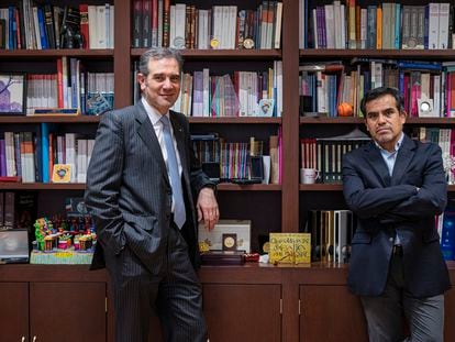 El presidente del INE, Lorenzo Córdova, y el periodista Ernesto Núñez, el pasado martes en las oficinas del organismo electoral.